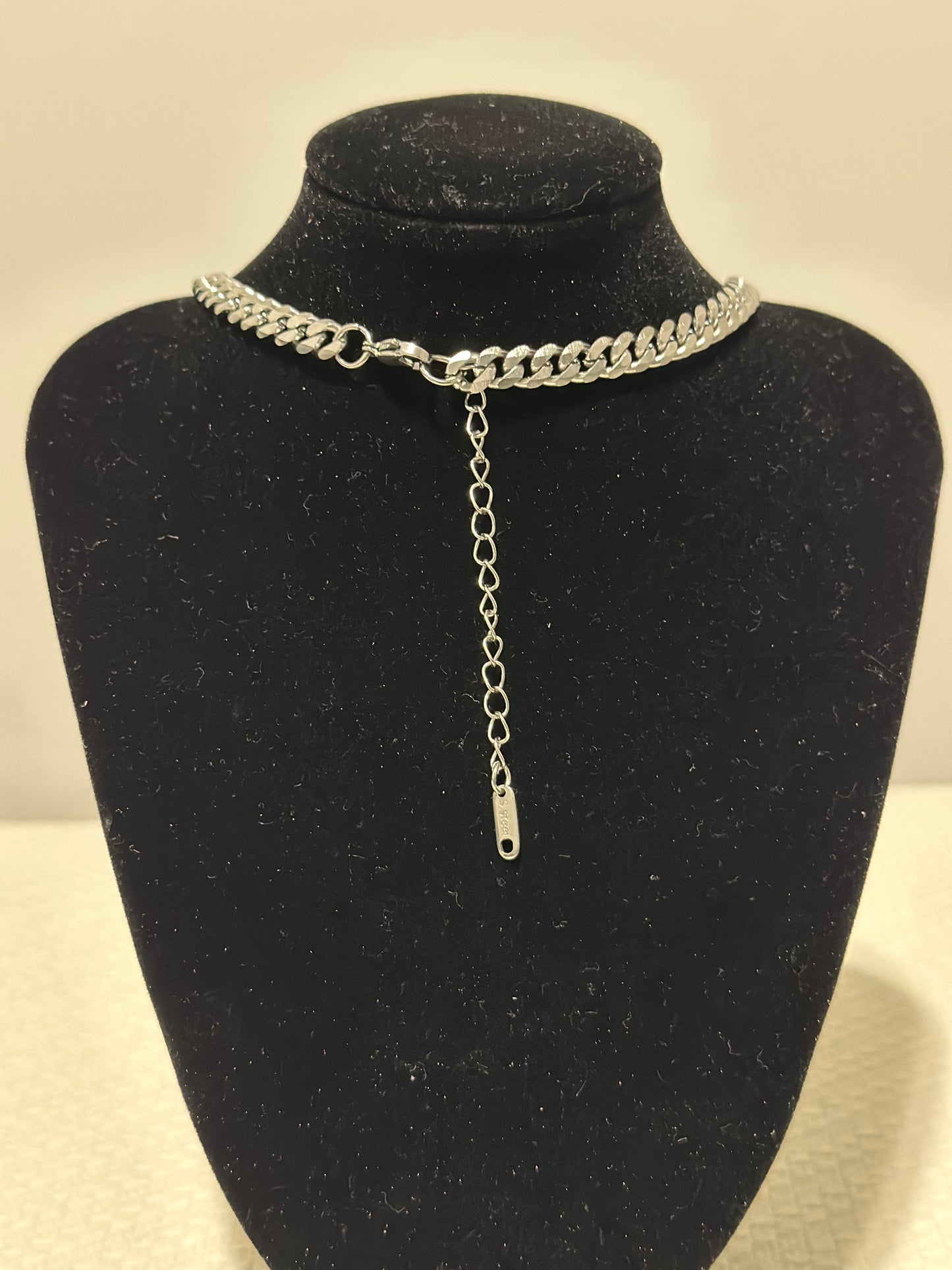 Silver chocker